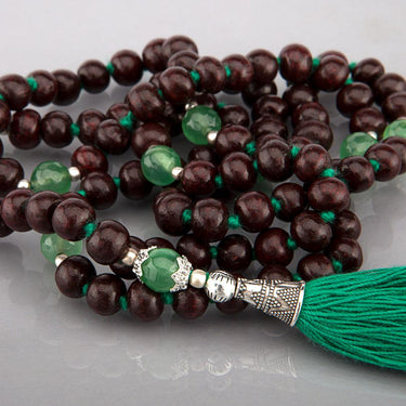Traditionel Mala halskæde med rosentræ og grøn onyx – Individuelt knyttede perler, ca. 7 mm, med grøn kvast