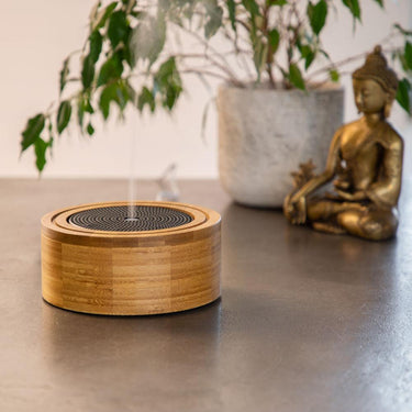 Ultralyd aroma diffuser i bambus – ELIA duft diffuser med LED lys for eteriske oljer